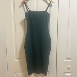 Forest green body-con midi dress. SUPER FLATTERING. Gold zipper on back.